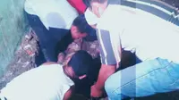 Warga mengangkat jenazah Nenek Tiamah di bawah kasur. Foto: (M Syukur/Liputan6.com)
