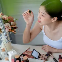 makeup natural untuk kulit dengan undertone hangat sebaiknya menggunakan warna yang memiliki temperatur serupa dengan kulit. Produk dengan nuansa terlalu dingin seperti pink pucat atau abu-abu taupe sering kali terlihat tidak menyatu. (foto/dok: freepik/Lifestylememory)