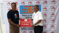 Direktur PT. Ajinomoto Indonesia, Tri Mulyo menyerahkan bantuan untuk korban bencana gempa bumi dan tsunami di Palu, Sigi dan Donggala, Sulawesi Tengah.