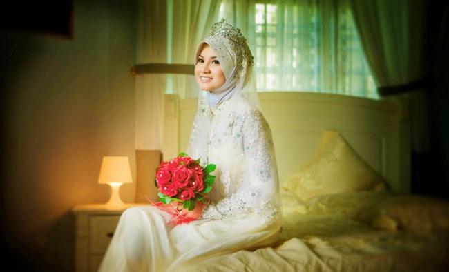 Gaun pengantin yang sedang digandrungi tahun 2017 adalah gaun tradisional dan gaun bernuansa hijab | Photo: Copyright aweddingzone.com