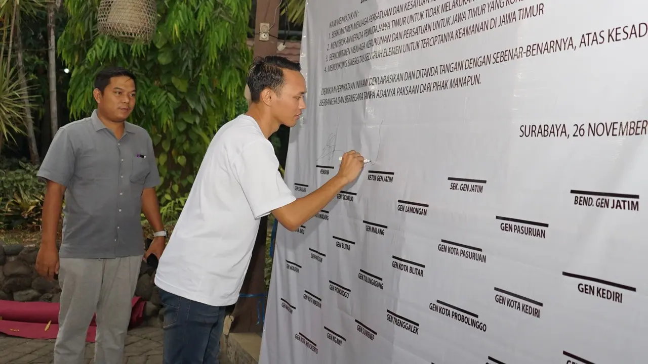 Generasi Emas Nusantara (GEN) Jawa Timur mendeklarasikan pelaksanaan pemilu 2024 yang damai dan jujur. (Dian Kurniawan/Liputa6.com)