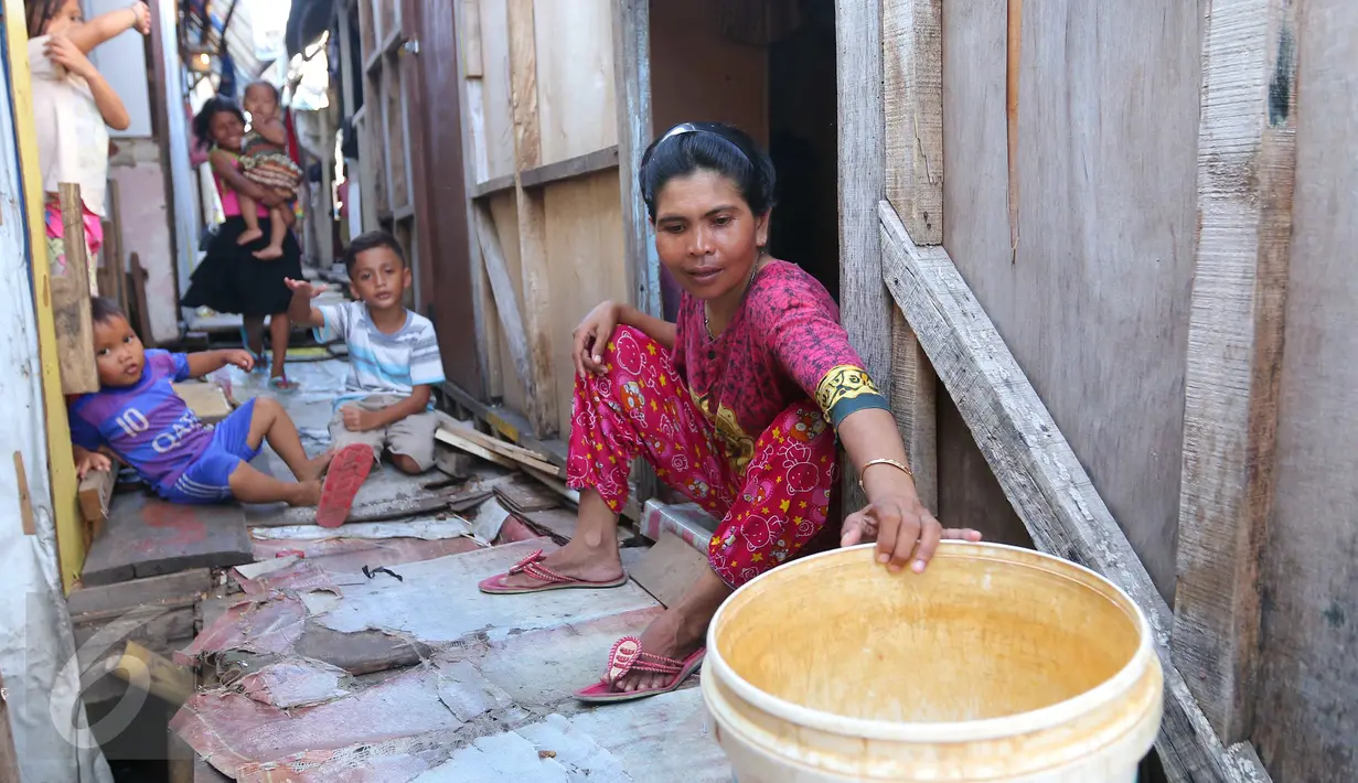 Warga beraktivitas di permukiman kampung bandan, Jakarta, Jumat (15/7).Nantinya masing-masing US$ 216,5 juta atau sekitar 2,8 triliun rupiah untuk perbaikan infrastruktur permukiman kumuh di Indonesia. (Liputan6.com/Angga Yuniar)