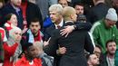 Pelatih Arsenal, Arsene Wenger dan Pelatih Manchester City, Pep Guardiola berpelukan usai laga berakhir. Hasil itu membuat Manchester City tetap berada di peringkat keempat sementara Arsenal menduduki posisi keenam. (EPA/Andy Rain)
