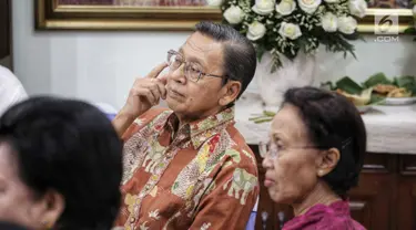 Wakil Presiden ke-11 Boediono menghadiri acara sepuluh tahun mengenang kepergian ekonom Indonesia, Dr. Sjahrir di kawasan Menteng, Jakarta, Sabtu (28/7). Dr. Sjahrir dikenal sebagai seorang aktivis, ekonom hingga akademisi. (Liputan6.com/Faizal Fanani)