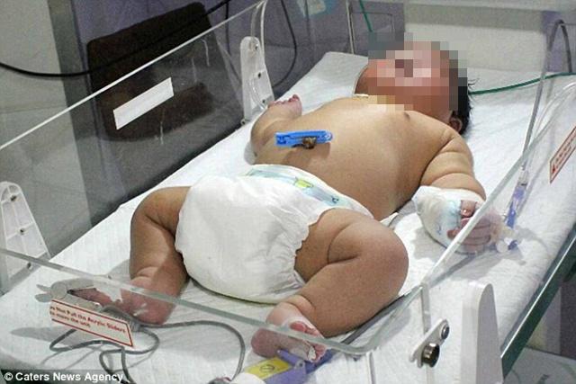 Bayi super besar ini lahir dengan proses persalinan normal | Photo: Copyright dailymail.co.uk 