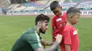 Pemain Timnas Indonesia, Stefano Lilypaly, berjumpa dengan anak-anak pasien kanker saat latihan di Stadion Wibawa Mukti, Jawa Barat, Senin (5/11). Pemusatan latihan Timnas ini merupakan persiapan jelang Piala AFF 2018. (Bola.com/M Iqbal Ichsan)