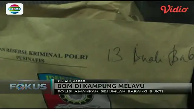 Sejumlah barang bukti berhasil diamankan petugas dari hasil penggeledahan dari kediaman pelaku bom Kampung Melayu. 