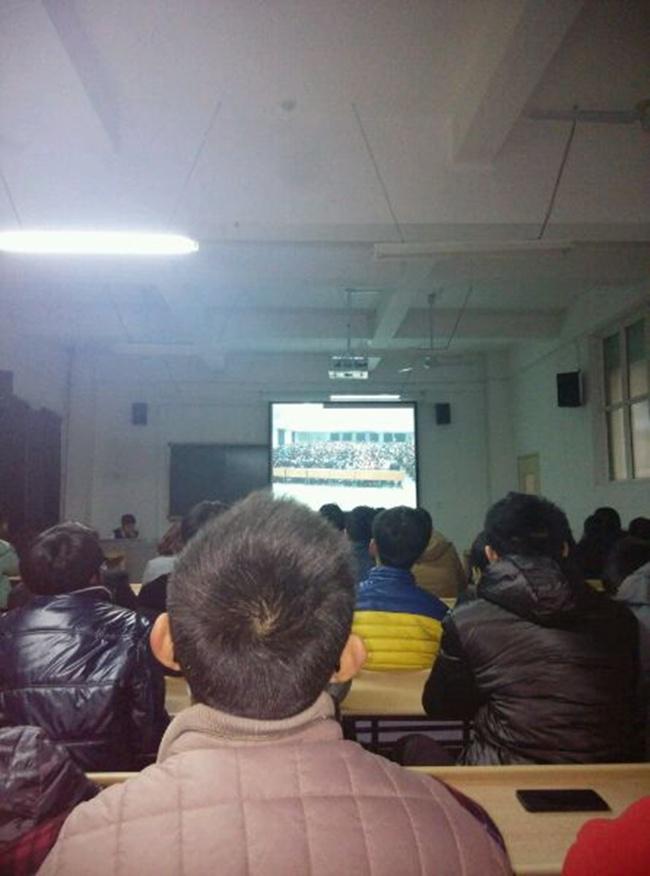 Siswa menonton film budaya Cina pada malam Natal | Photo: Copyright shanghaiist.com