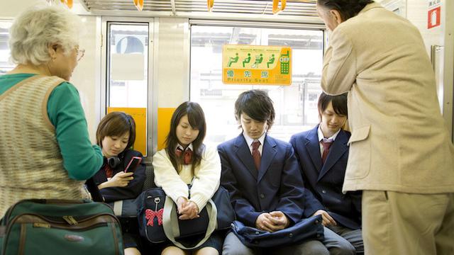 Ini Alasan Unik Mengapa Orang Jepang Tak Memberikan Kursi Kepada Lansia di Transportasi Publik