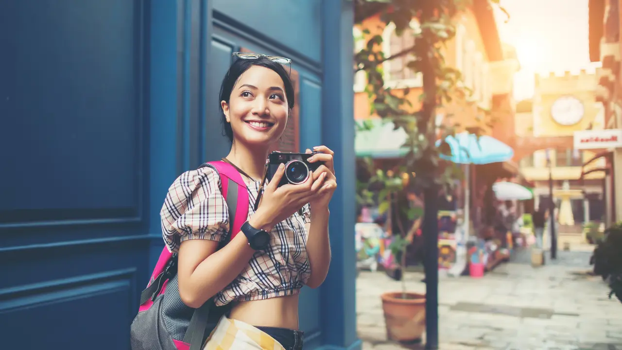 perempuan traveling