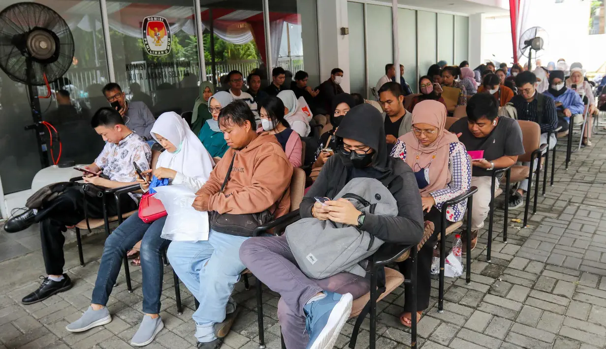 KPU RI mengingatkan bahwa hari ini merupakan hari terakhir mengurus pindah pilih Tempat Pemungutan Suara (TPS) untuk empat (4) kategori pemilih sampai pukul 23.59 WIB. (Liputan6.com/Herman Zakharia)