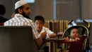 Pengunjung muslim menikmati sarapan di hotel Al Meroz, Bangkok, (29/8). Al Meroz dibangun khusus untuk memberikan gaya hidup Islam kepada para tamunya, antara lain dengan makanan halal dan tidak menyediakan minuman beralkohol. (REUTERS/Chaiwat Subprasom)