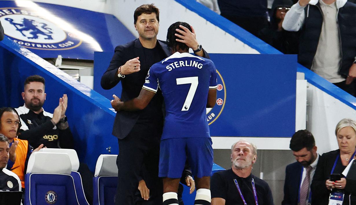 Pelatih Chelsea, Mauricio Pochettino, memeluk Raheem Sterling setelah laga melawan Luton Town di Stadion Stamford Bridge pada laga pekan ketiga Premier League, Sabtu (26/8/2023). Trigol Chelsea tercipta atas nama Raheem Sterling pada menit ke-17 dan 68', serta Nicolas Jackson menit ke-75. (AFP/Henry Nicholls)
