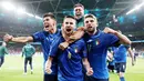 Para pemain Timnas Italia melakukan selebrasi usai mengalahkan Spanyol pada laga semifinal Euro 2020. Gli Azzuri menang adu penalti dengan skor 4-2. (Foto/AFP/Carl Recine/Pool)
