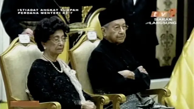 Setelah kelompok oposisi memenangi pemilihan umum Malaysia, Mahathir Mohamad resmi menjadi Perdana Menteri di usianya yang ke-92.