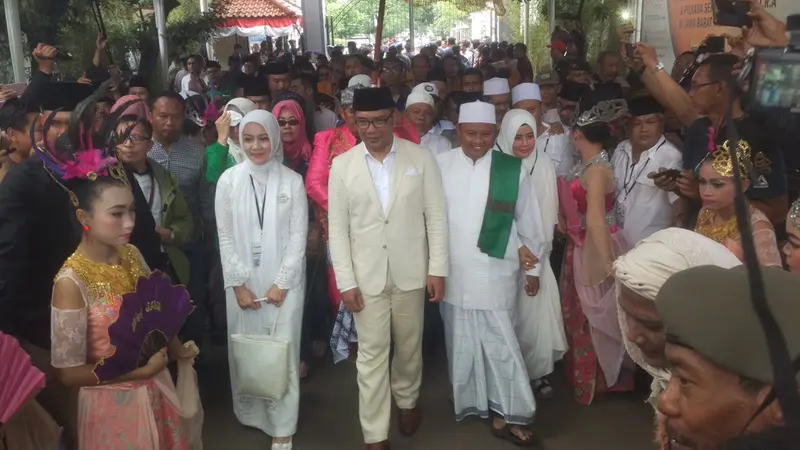 Pasangan Ridwan Kamil - Uu Ruzhanul Ulum mendaftar ke KPUD Jabar