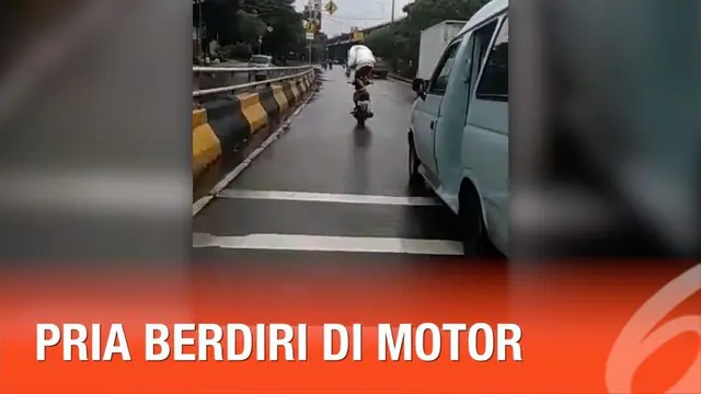 Ulah seorang pria ini tak patut dicontoh. Ketika mengendarai motor, ia tak mengenakan helm. Bukan hanya itu, pria itu juga nekat berdiri di atas motor.