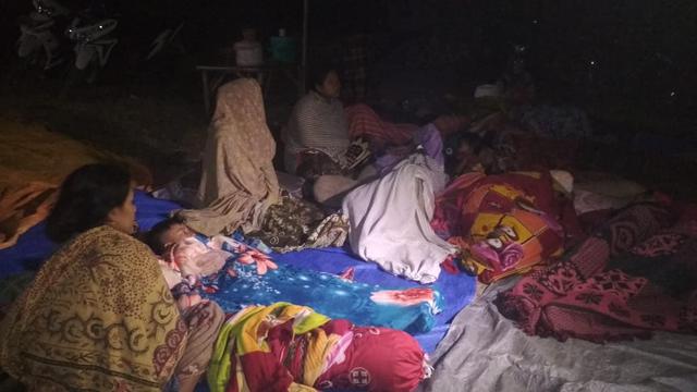 Akibat gempa, warga memilih berada di luar rumah (Liputan6.com/Istimewa).