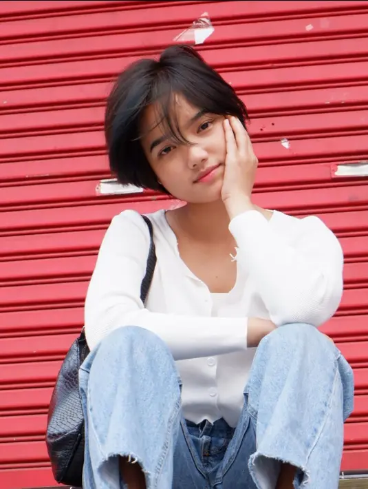 Tak hanya mirip dengan Nike Ardila, banyak netizen juga yang menilai gaya rambut Fuji yang super pendek ini membuatnya mirip seperti Jeje Slebew. Dengan pose menopang dagu, ia terlihat imut.(Liputan6.com/IG/@fuji_an)
