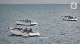 Pasukan menggunakan Landing Craft Personel Vehicle (LCPV) KRI Teluk Youtefa-522 saat berangkat untuk menjemput warga di Pulau Pramuka dan Panggang di perairan Kepulauan Seribu, Jakarta, Jumat (23/7/2021). Acara Serbuan Vaksinasi Maritim tersebut digelar di tiga pulau. (merdeka.com/Iqbal S Nugroho)