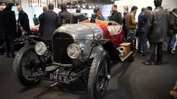 Pengunjung melihat Bentley XP2 1920, yang dipamerkan selama pameran mobil Retromobile di Paris, Prancis (5/2). Pameran ini diselenggarakan dari tanggal 6 sampai 10 Februari 2019. (AFP Photo/Eric Feferberg)