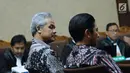 Mantan Wakil Ketua Komisi II DPR, Ganjar Pranowo (kedua kiri) jelang memberi kesaksian dalam sidang lanjutan dugaan korupsi pengadaan e-KTP dengan terdakwa, Setya Novanto di Pengadilan Tipikor, Kamis (8/2). (Liputan6.com/Helmi Fithriansyah)