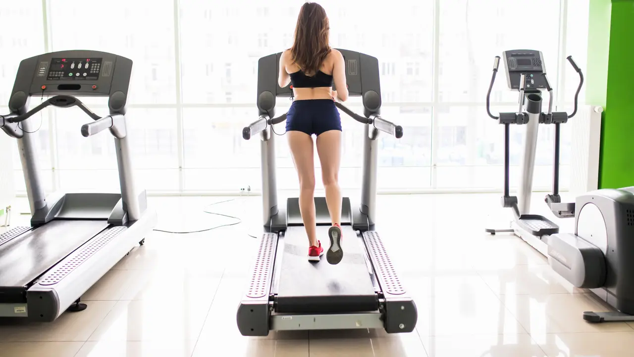Manfaat Berjalan Mundur di Treadmill dan Tips Melakukannya dengan Aman