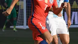 Penyerang Chile, Alexis Sanchez (kiri) membawa bola dari kawalan gelandang Argentina, Javier Mascherano pada Copa America Centenario 2016 di Levi's Stadium, California, AS (7/6). Argentina menang atas Chile dengan skor 2-1. (AFP/Thearon W. Henderson)