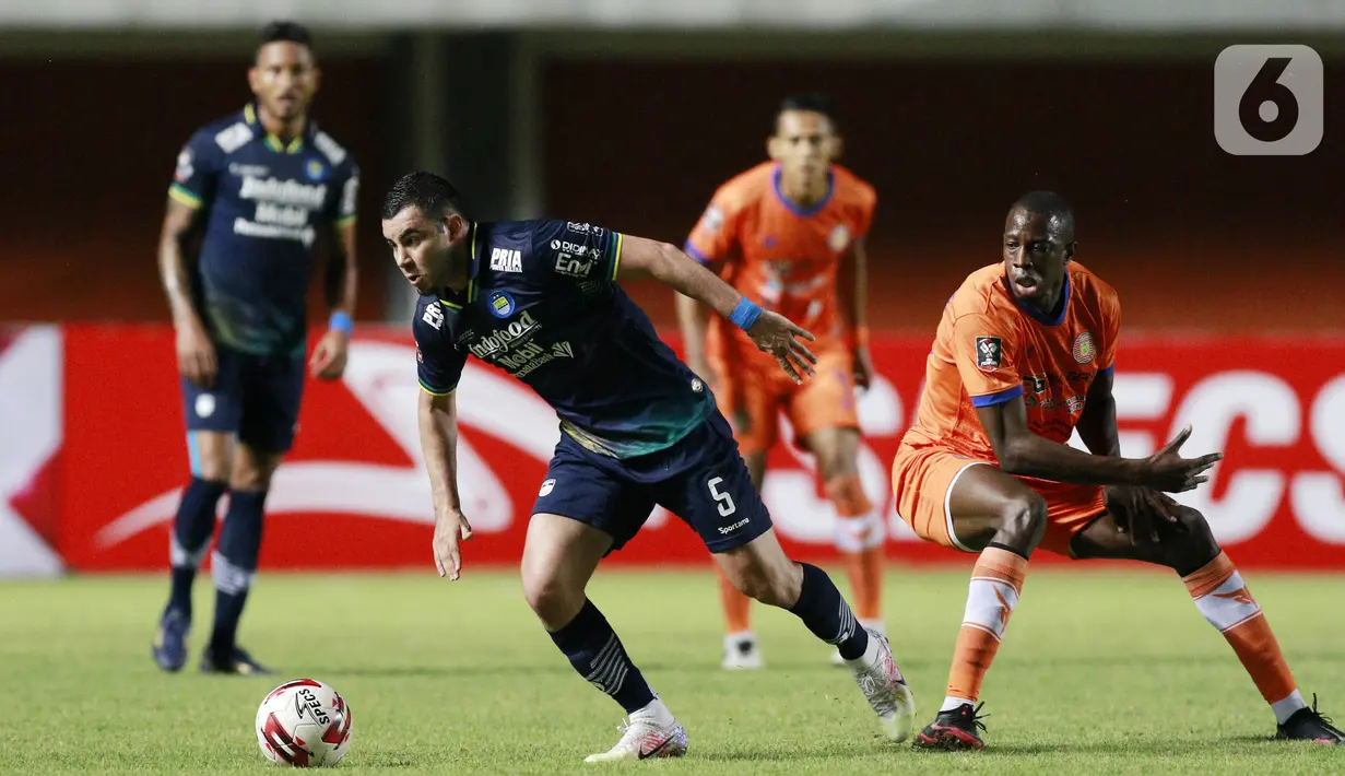 Pemain Persib Bandung Farshad Noor (kiri) berusaha melewati pemain Persiraja Banda Aceh pada laga Piala Menpora 2021 di Stadion Maguwoharjo, Jumat, (2/4/2021). Persib menang 2-1. (Bola.com/M Iqbal Ichsan)