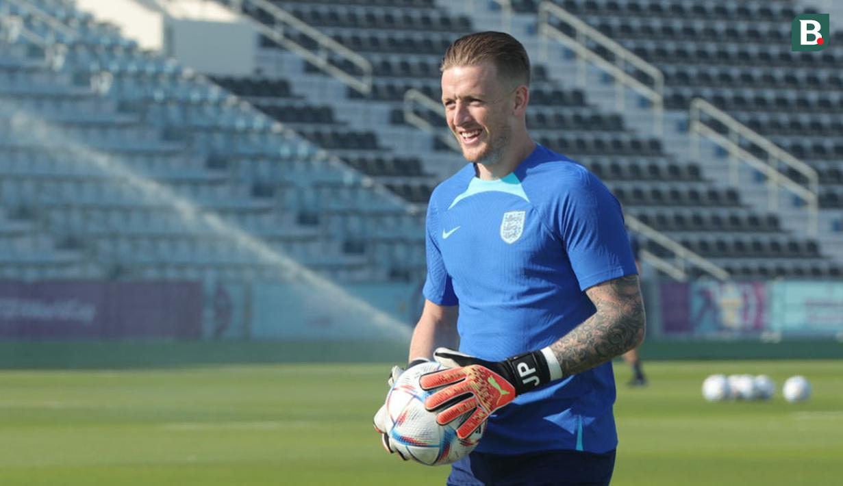 Kiper Inggris, Jordan Pickford saat sesi latihan Timnas Inggris untuk Piala Dunia 2022 yang berlangsung di Al Wakrah Sports Complex, Qatar, Kamis (24/11/2022). (Bola.com/Ade Yusuf Satria)