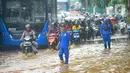 Pasukan Biru mengecek banjir yang meggenang di Jalan Raya Bogor depan Pasar Induk Kramat Jati, Jakarta, Kamis (30/11/2023). (merdeka.com/Arie Basuki)