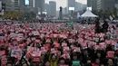 Ribuan warga Korsel membawa poster menuntut pengunduran diri Presiden Park Geun-Hye, di Gwanghwamun square, pusat Kota Seoul, Sabtu (5/11). Presiden Park didesak mundur terkait skandal korupsi yang telah melumpuhkan pemerintahannya. (Ed Jones/AFP)