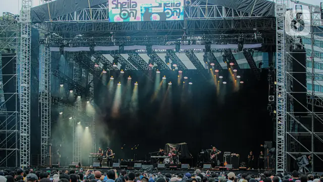 Penampilan Band Cokelat dalam Konser Sheila on 7