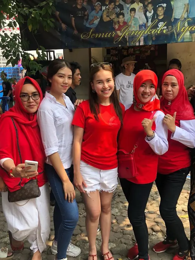 6 Gaya Ayu Ting Ting Saat Pakai Hot Pants