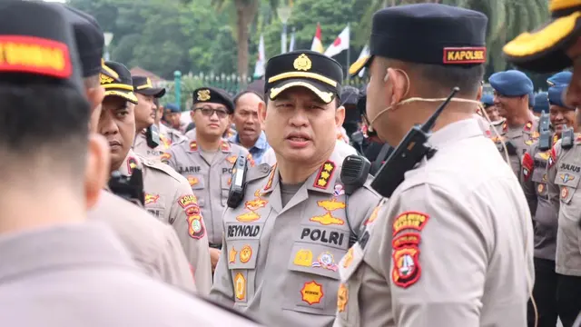 Personel kepolisian disiagakan untuk mengawal aksi unjuk rasa di Jakarta pada Kamis (8/1/2026).