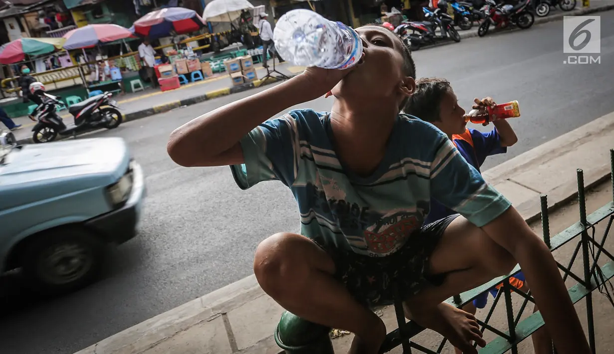 Anak-anak beristirahat setelah bermain sepak bola di kolong jembatan layang Tanah Abang, Jakarta, Kamis (15/11). Minimnya lahan bermain di Jakarta, kolong jembatan dimanfaatkan anak-anak untuk menyalurkan hobi. (Liputan6.com/Fery Pradolo)