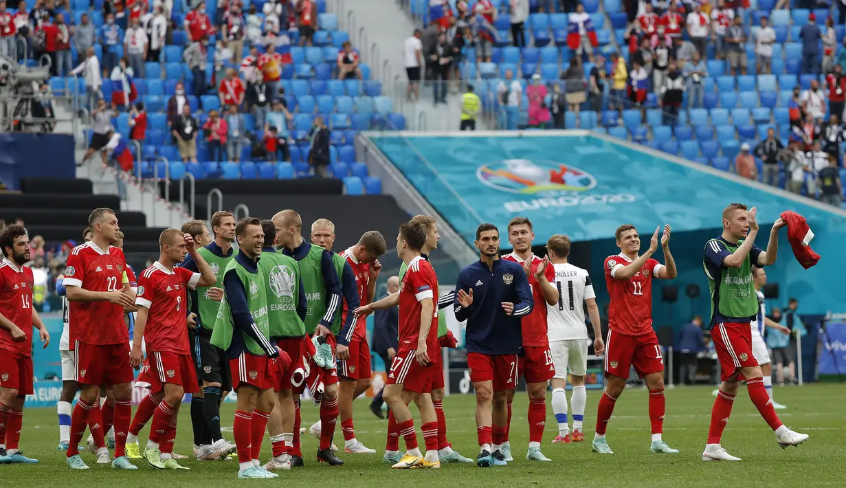 Skor 1-0 tak berubah hingga peluit panjang akhir pertandingan dibunyikan. Kemenangan Rusia ini menempatkan mereka pada posisi kedua klasemen sementara Grup B Euro 2020 di bawah Belgia. (Foto: AP/Pool/Evgenia Novozhenina)