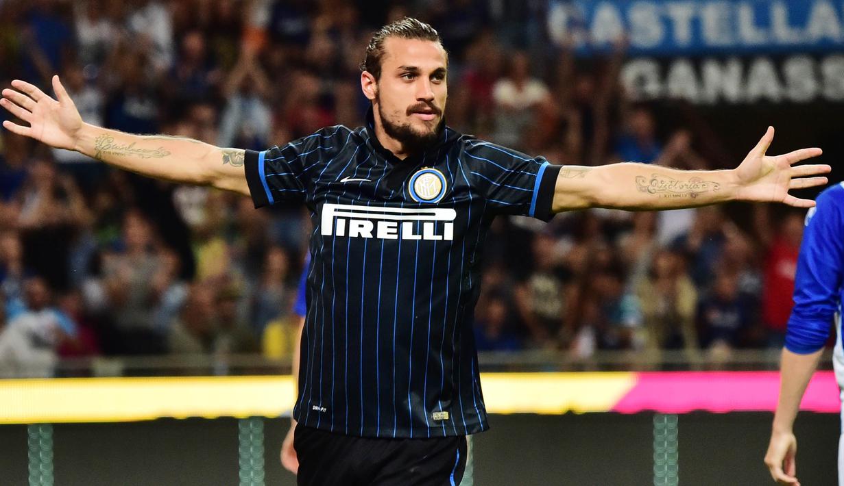 4. Daniel Osvaldo - Bomber yang tidak bisa dibilang gagal saat membela panji Inter Milan dan AS Roma tersebut memutuskan diri untuk gantung sepatu dan memulai karir yang baru didunia tarik suara. (AFP/Giuseppe Cacace)