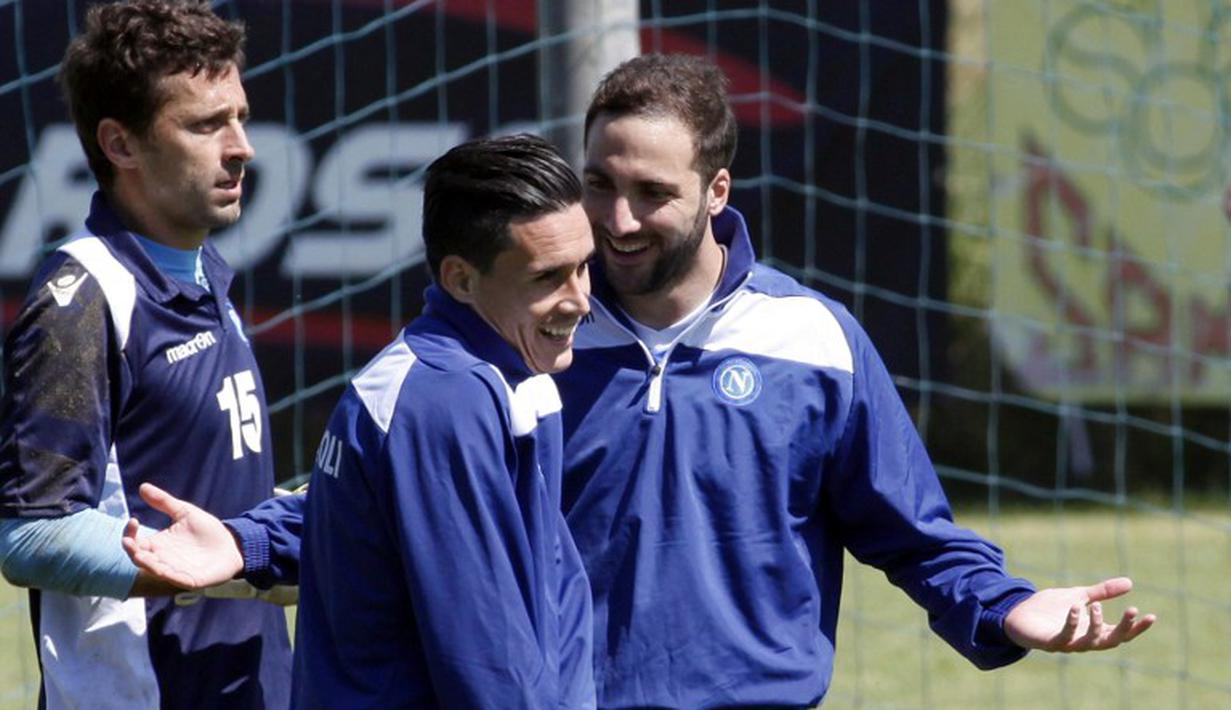 Para punggawa Napoli melespakan tawa saat latihan terakhir jelang pertandingan melawan Wolfsburg di perempat final leg ke-2 European League, Kamis (23/04/2015). (AFP)