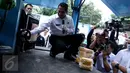 Kepala BNN, Komjen Pol Budi Waseso memasukkan barang bukti sabu ke dalam insenerator RSPAD, Jakarta, Senin (24/10). Sebanyak 32.710,50 gram atau 32 kg sabu yang berasal dari jaringan Medan berhasil dimusnahkan. (Liputan6.com/Gempur M Surya)