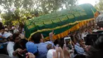 Umat Muslim membawa peti jenazah Ko Ni untuk dimakamkan di Yangon, Myanmar (30/1). Ko Ni tewas ditembak di halaman parkir di bandara internasional Yangon, Myanmar, pada 29 Januari 2017 kemarin. (AP Photo / Thein Zaw)