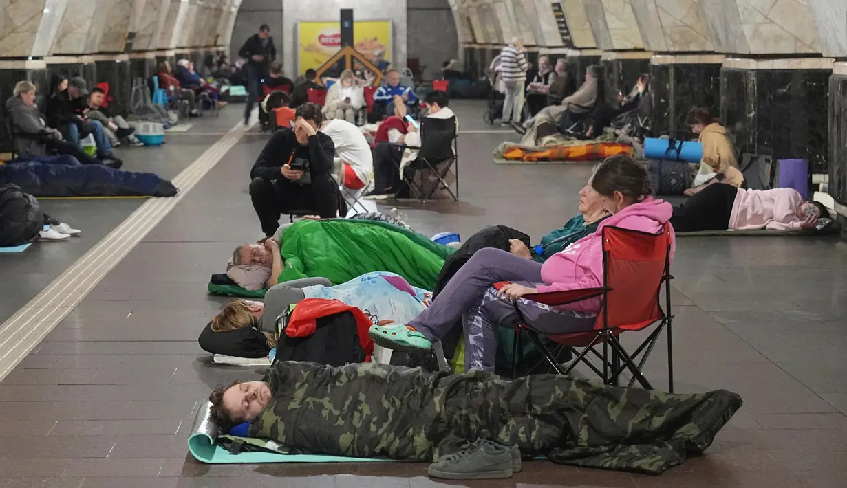 Serangan rudal dan drone Rusia itu disebut sebagai serangan udara tunggal terbesar di Ukraina sejak invasi skala penuh dimulai pada Februari 2022. (AP Photo/Efrem Lukatsky)