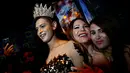 Rosalinda Peres berpose dengan rekannya setelah memenangkan Angel of Turkey, Kamis (26/5/2016). Angel of Turkey adalah kontes kecantikan yang dikhususkan untuk transgender/transeksual di Turki. (Reuters/ Murad Sezer)  