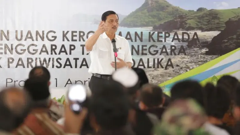 Menteri Koordinator Bidang Kemaritiman, Luhut Binsar Panjaitan menyerahkan uang kerohiman ke masyarakat di KEK Mandalika. (Foto: Humas Kemenko Maritim)