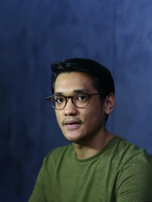 "Akan nyanyikan 15 lagu. Yang spesial adalah lebih banyak kolaborasi dengan musisi yang lain. Aransemen juga berbeda dari biasanya. Ada dance, DJ, choir. Pengen nampilin berbagai macam. Panggungnya didisain cukup unik," tukasnya. (Andy Masela/Bintang.com)