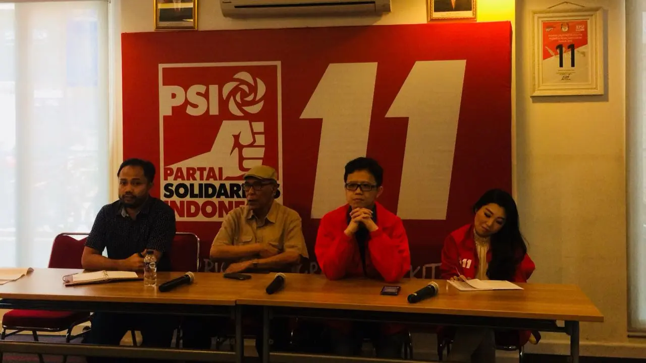 Aktivis ICW membedah penyebab korupsi berjamaah. (Merdeka.com/Titin Supriyatin)