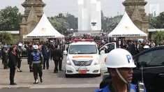 Suasana saat kedatangan mobil jenazah pembawa Presiden ke-3 RI BJ Habibie di TMP Kalibata, Jakarta, Kamis (12/9/2019). Ribuan warga berdesakan untuk melihat prosesi pemakaman Habibie. (Liputan6.com/Helmi Fithriansyah)