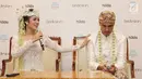 Pasangan Raisa Andriana dan Hamish Daud Wyllie memberi keterangan pers usai melangsungkan akad nikah di Ayana MidPlaza, Jakarta, Minggu (3/9). Raisa dan Hamish resmi menjadi pasangan suami istri pada 3 september 2017. (Liputan6.com/Herman Zakharia)
