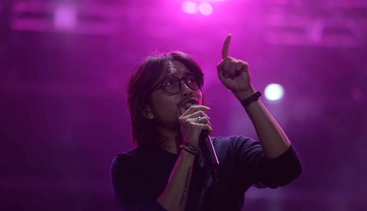 Suasana malam itu pun seketika berubah menjadi panggung galau berjamaah. Tampak dalam foto, penyanyi sekaligus penulis asal Bandung, Fiersa Besari saat tampil pada hari pertama gelaran KapanLagi Buka Bareng (KLBB) Festival 2026 di Stadion Madya, Kompleks Gelora Bung Karno, Senayan, Jakarta, Sabtu 28 Februari 2026. (Dok/Kapanlagi Youniverse)