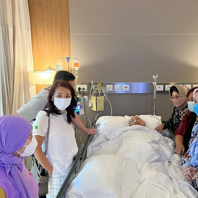 6 Potret Kenangan Mendiang Rima Melati Bareng Keluarga, Penuh Kehangatan